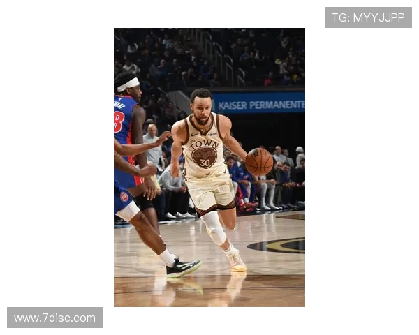 官方库里右膝酸痛提前退出比赛