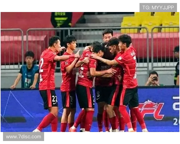 斯坦丘晒与旧队友合照再聚中超